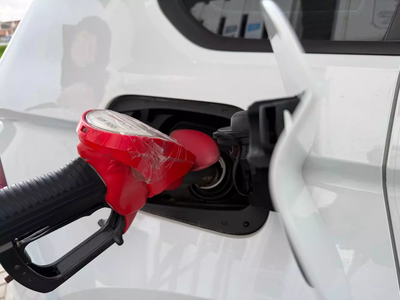 When will gasoline be available at all gas stations and at what prices? Expert opinions from 'RG'.
